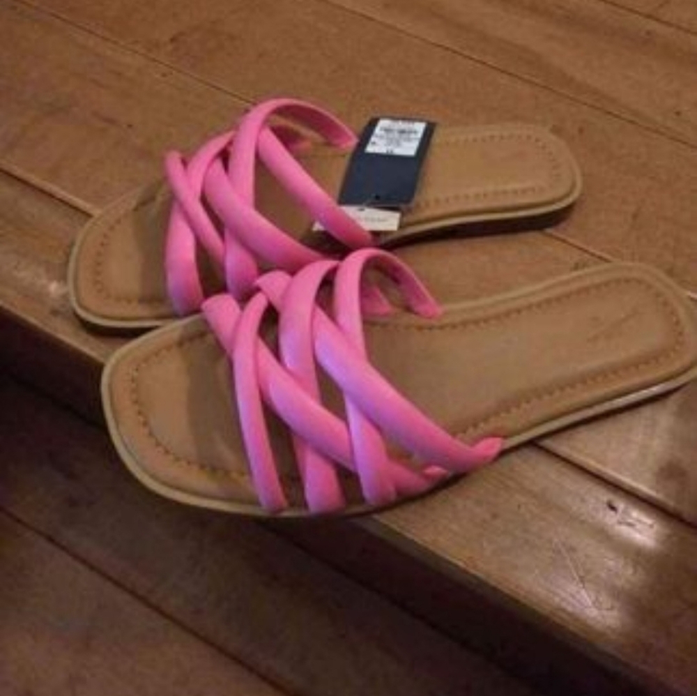 New Woman's size 11 pink sandals (Memory Foam)